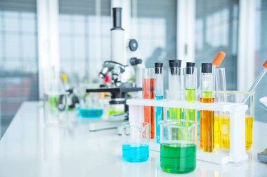Birçok test tüplerini laboratuarda mikroskop arka planda