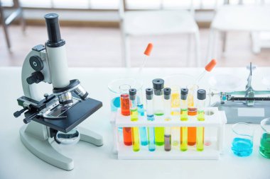 Birçok test tüpleri laboratuvarda mikroskopla 