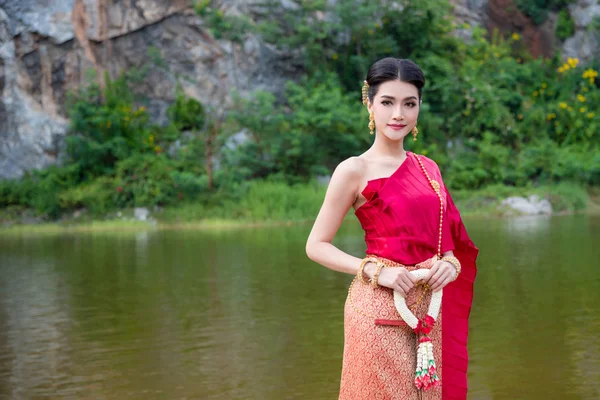 Hermosa Mujer Asiática Vistiendo Vestido Tradicional Tailandés Sosteniendo Flor Estilo — Foto de Stock