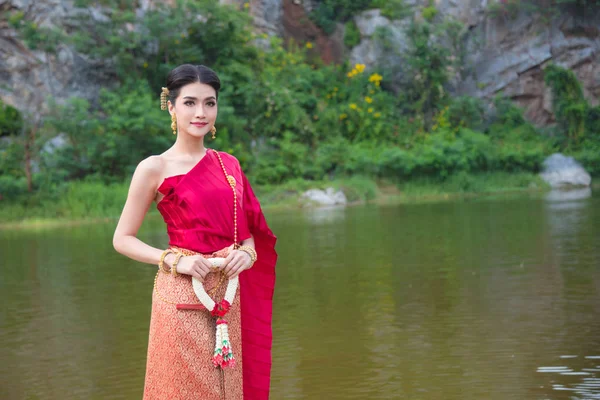 Schöne Asiatische Frau Traditioneller Thailändischer Kleidung Mit Thailändischer Blume Der — Stockfoto