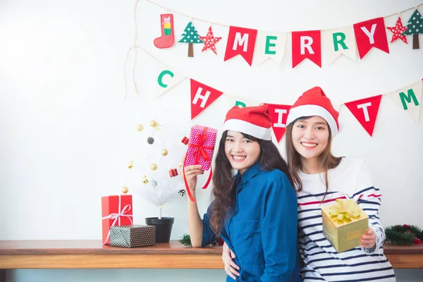 Twee Mooie Aziatische Meisjes Houden Geschenk Dozen Glimlach Christmas Party — Stockfoto