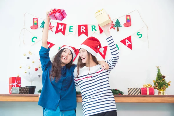 Twee Mooie Aziatische Meisjes Houden Geschenk Dozen Glimlach Christmas Party — Stockfoto