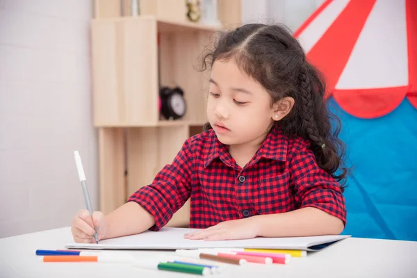 Μικρό Ασιατικό Κορίτσι Σχεδιάζοντας Εικόνα Από Δείκτη Χρώματος Στο Τραπέζι — Φωτογραφία Αρχείου