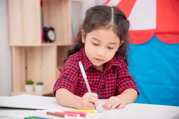 Küçük Asyalı Kız Resim Renk Işaretleyicisini Tarafından Evde Masada Çizim — Stok fotoğraf