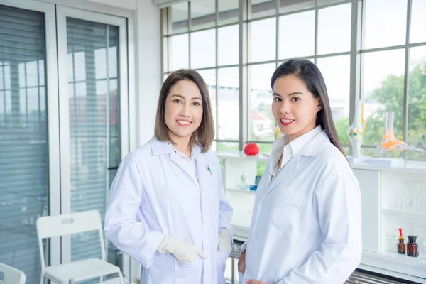 Linda Asiática Estudante Medicina Com Jovem Médico Professor Profissional Sala — Fotografia de Stock