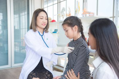 Güzel Asyalı doktor stetoskop Hastanesi tarafından bir kız incelenmesi