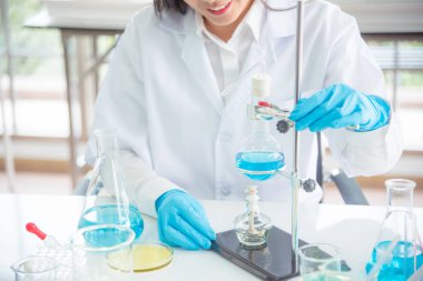 Deneme yapıyor bilim laboratuarında.