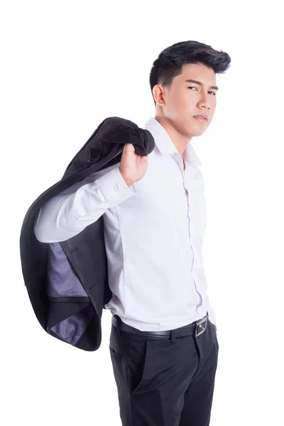 Портрет красивого азиатского мужчины с серьезным лицом, носящего куртку на плече — стоковое фото