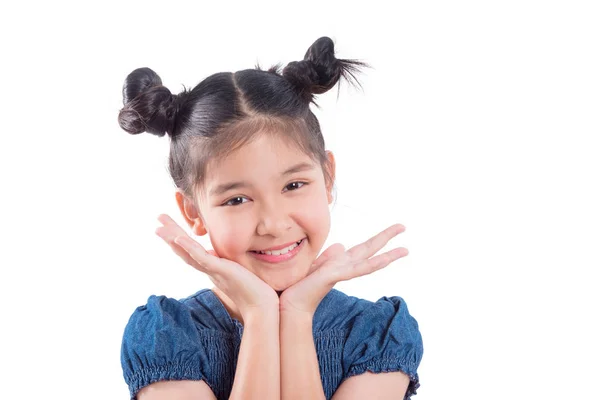 Primo piano colpo di giovane ragazza asiatica sorridente su bianco — Foto Stock
