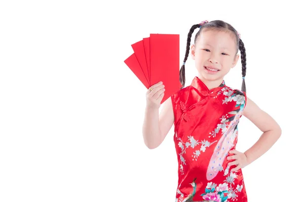 Λίγο κινεζική κορίτσι σε κόκκινο χρώμα παραδοσιακό φόρεμα stand, εκμετάλλευση κόκκινο πακέτο χρήματα — Φωτογραφία Αρχείου