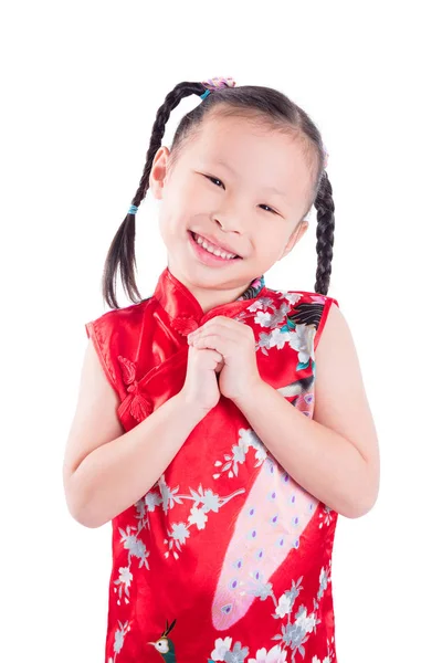 Petite fille asiatique en costume chinois traditionnel souriant sur blanc — Photo