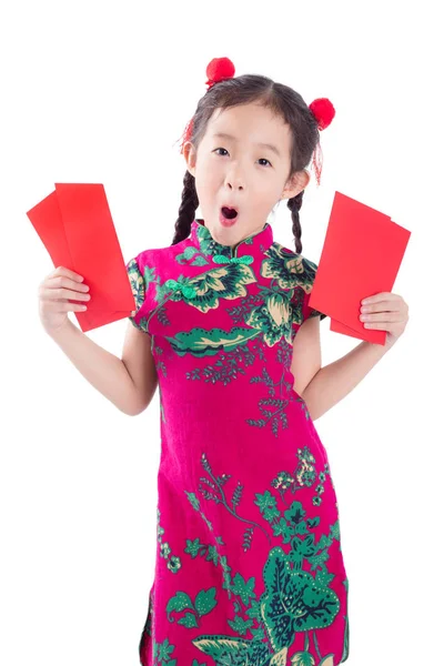 Kırmızı paket para tutan küçük Çinli kız kırmızı renk geleneksel kıyafet standında, — Stok fotoğraf