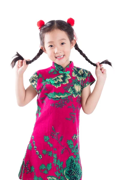 Küçük Asyalı kız beyaz üzerinde gülümseyen geleneksel Çince kostüm — Stok fotoğraf