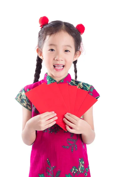 Kırmızı paket para tutan küçük Çinli kız kırmızı renk geleneksel kıyafet standında, — Stok fotoğraf