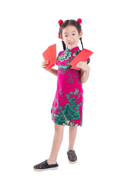 Pleine longueur de petite fille chinoise en robe traditionnelle de couleur rouge tenant l'argent de paquet rouge — Photo