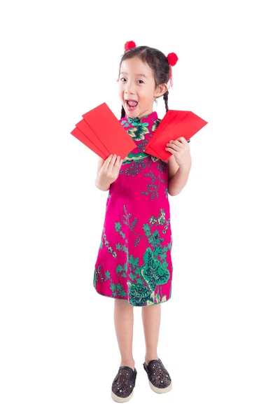 Pleine longueur de petite fille chinoise en robe traditionnelle de couleur rouge tenant l'argent de paquet rouge — Photo