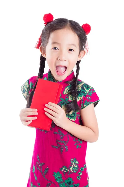 Petite fille chinoise en couleur rouge stand de robe traditionnelle, tenant l'argent de paquet rouge — Photo