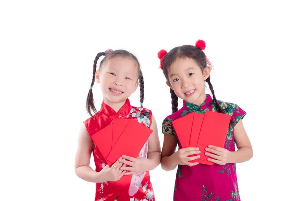 Petites filles chinoises en robe traditionnelle de couleur rouge, tenant l'argent de paquet rouge — Photo