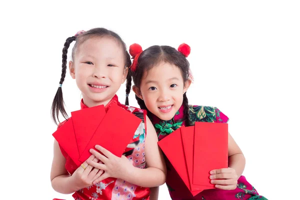 Petites filles chinoises en robe traditionnelle de couleur rouge, tenant l'argent de paquet rouge — Photo