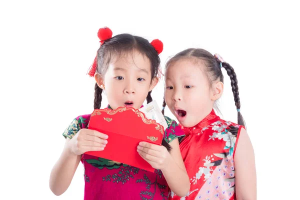 Китайские дети открывают красные пачки денег поверх белых — стоковое фото