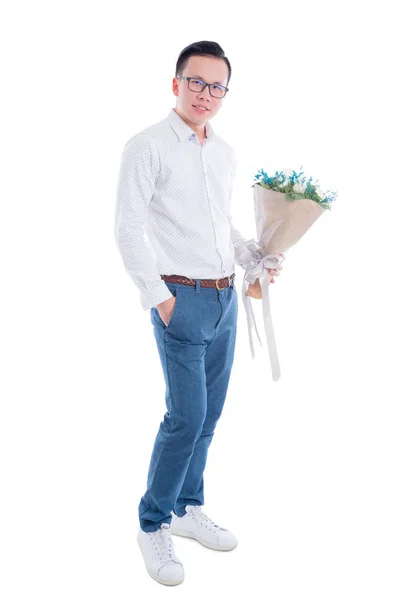 Comprimento total retrato de jovem asiático homem segurando flores — Fotografia de Stock