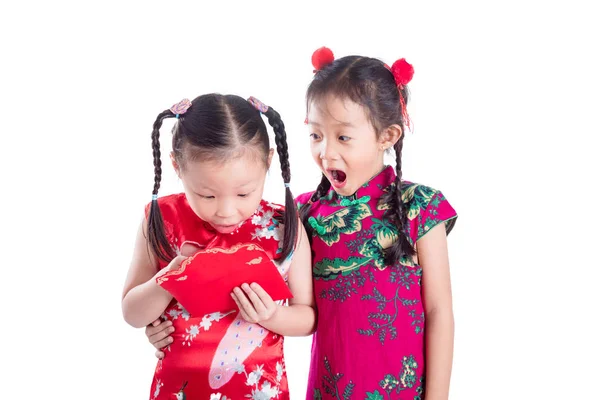 Chinois enfants ouverture rouge paquet argent sur blanc — Photo