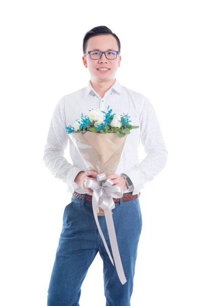 Retrato de hombre joven asiático sosteniendo flores aisladas en blanco —  Fotos de Stock