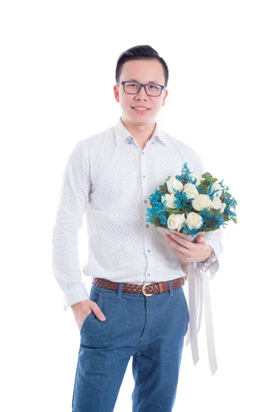 Retrato de hombre joven asiático sosteniendo flores aisladas en blanco —  Fotos de Stock