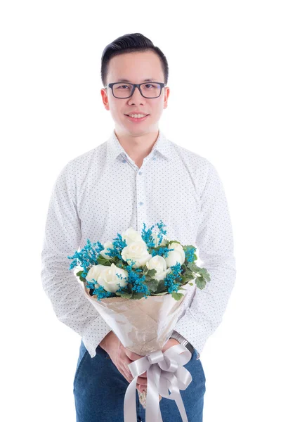 Retrato de hombre joven asiático sosteniendo flores aisladas en blanco —  Fotos de Stock