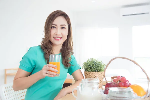 オレンジ ジュースと笑顔のガラスを保持している美しいアジア女性 — ストック写真