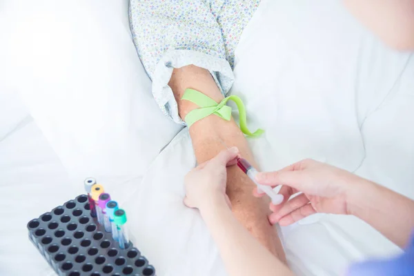 Enfermera tomando la muestra de sangre del paciente para examen médico — Foto de Stock