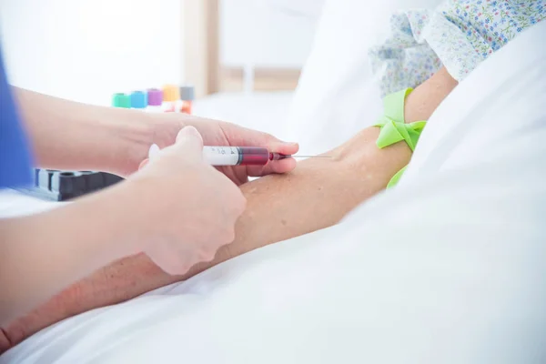 Enfermera tomando la muestra de sangre del paciente para examen médico — Foto de Stock