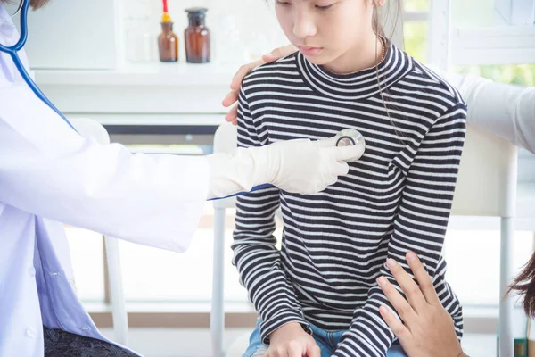 Behandeling van een meisje door stethoscoop in ziekenhuis arts — Stockfoto