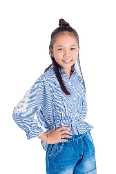 Söt tonåring asiatisk flicka leende över vita — Stockfoto