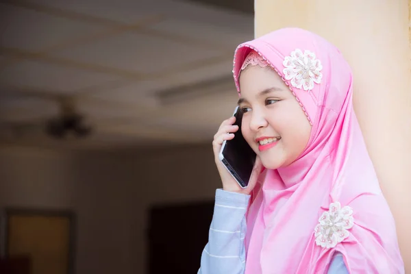 Pretty muslim gadis berbicara dengan teman melalui ponsel — Stok Foto