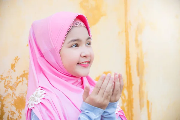 Menina muçulmana está levantando as mãos pedir bênção de Deus . — Fotografia de Stock