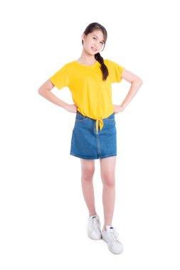 Ayakta ve gülümseyen güzel asya kadın genç tam uzunlukta