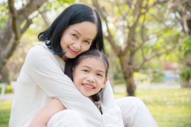 Asyalı Büyükanne ve torunu birlikte oturuyor 