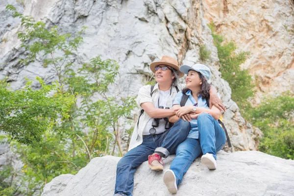 Asiática pareja sentado en la roca en la montaña juntos — Foto de Stock