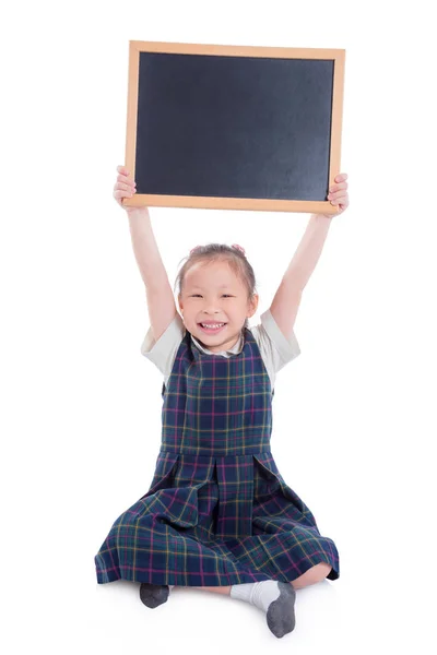 Volledige lengte van shoolgirl die uniform draagt en Blackboard vasthoudt — Stockfoto