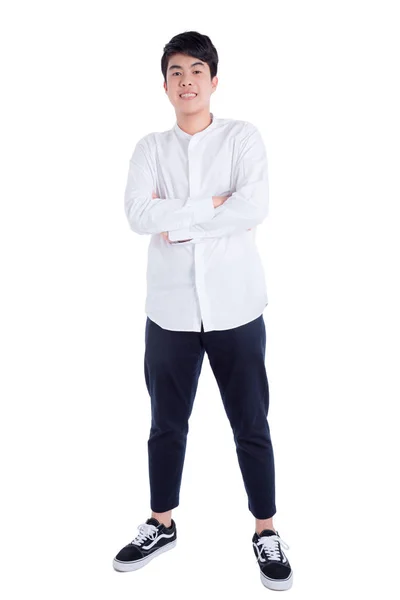 Mladý pohledný muž v bílé košili stojící a usmívá — Stock fotografie