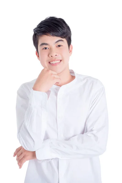 Jovem homem bonito vestindo camisa branca de pé e sorri — Fotografia de Stock