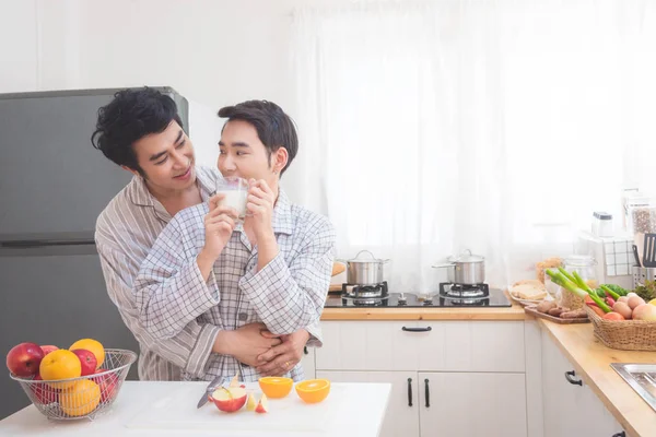 Jong man homoseksueel paar drinken melk voor ontbijt — Stockfoto