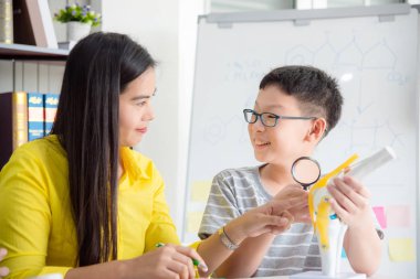 Okul kütüphanesinde güzel öğretmen öğretim öğrencisi