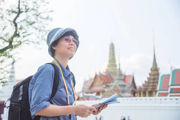 Turista senior sosteniendo un mapa en papel que viaja en Tailandia — Foto de Stock