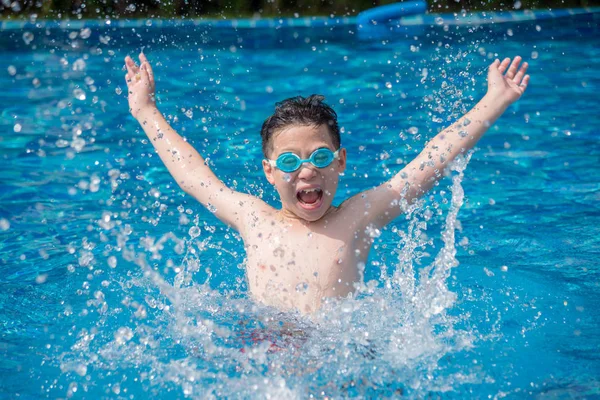 Anak bersenang-senang percikan di kolam renang — Stok Foto