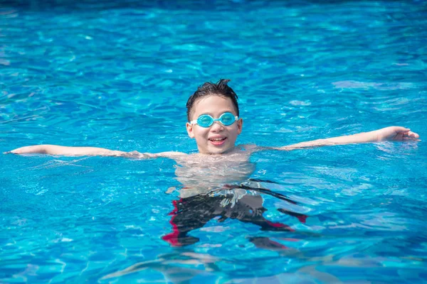 Pojke som bär glasögon och simning vid SIM bassäng — Stockfoto