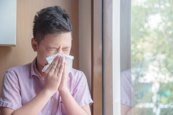 Anak Asia yang sakit meniup hidung ke dalam jaringan — Stok Foto