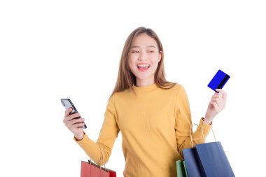 Birçok alışveriş çantaları tutan güzel kadın, kredi kartı ve akıllı telefon