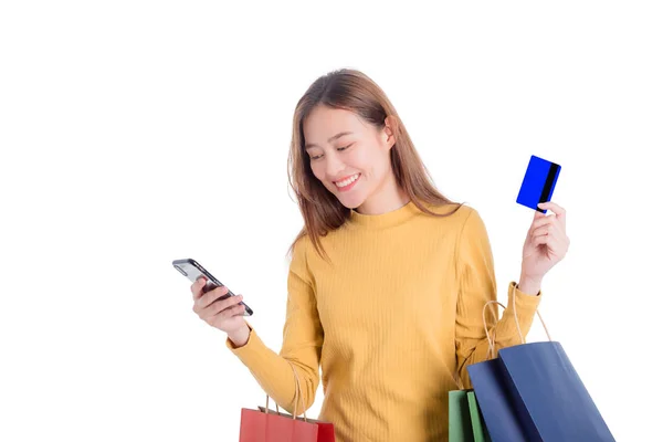 Piękna kobieta trzyma wiele torby na zakupy, CreditCard i inteligentny telefon — Zdjęcie stockowe
